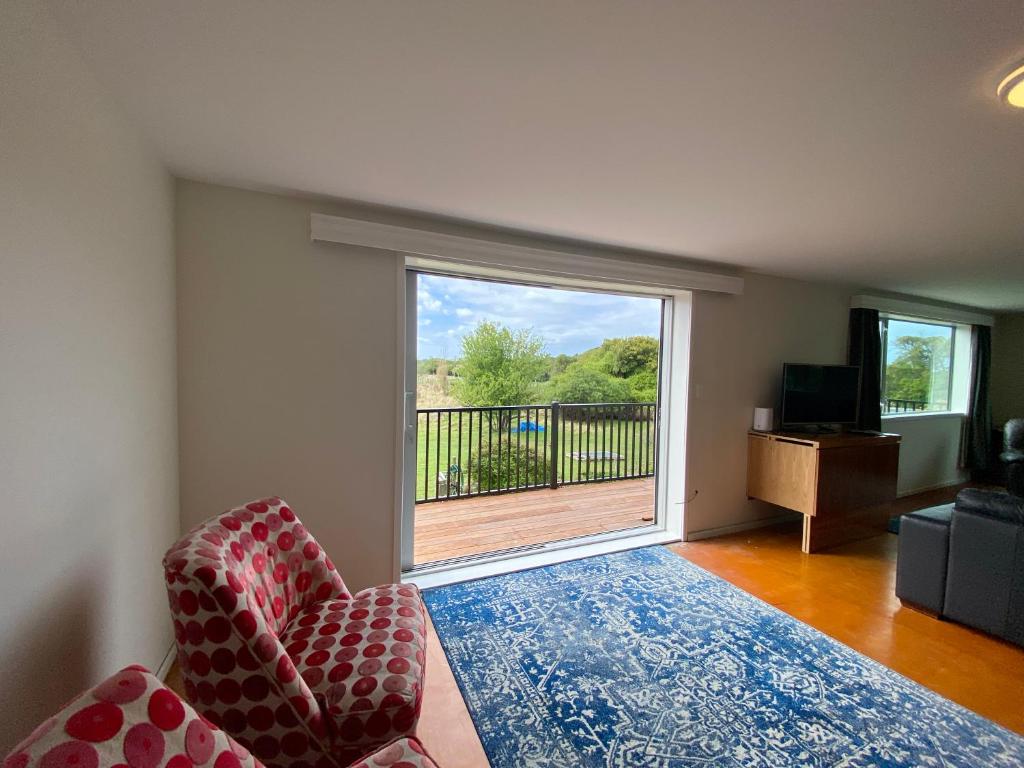 Close to Beach with Mountain Views in Puketa - Resim 7