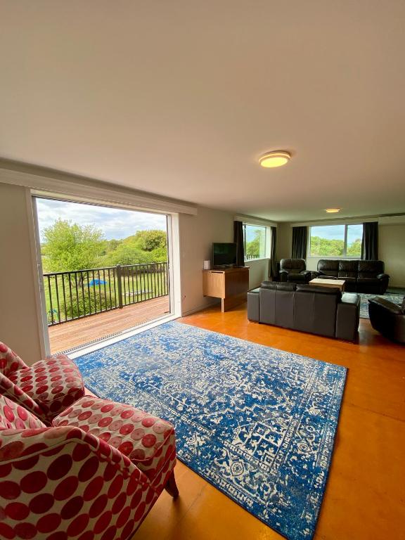 Close to Beach with Mountain Views in Puketa - Resim 19