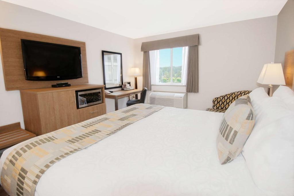 Postel nebo postele na pokoji v ubytování Coast Abbotsford Hotel & Suites