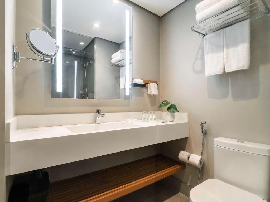 Um banheiro em Grand Mercure SP Itaim Bibi