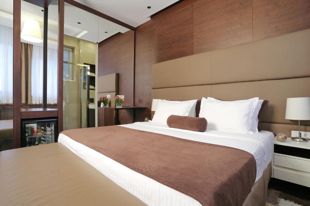 Tempat tidur dalam kamar di Belgreat Premium Suites