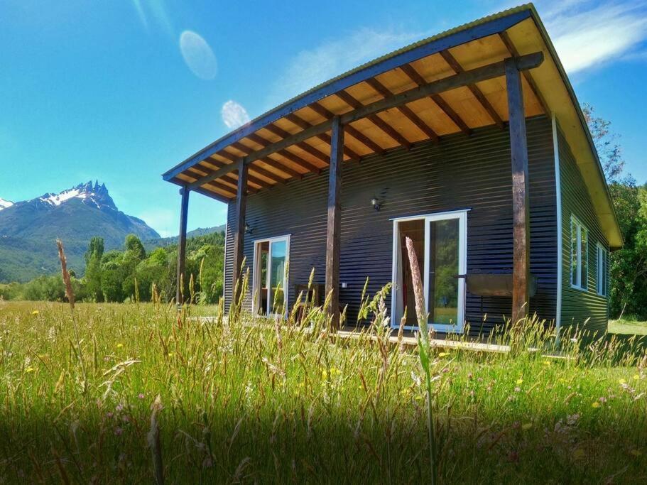 Nespecifikovaný výhled na hory nebo výhled na hory při pohledu z prázdninového domu