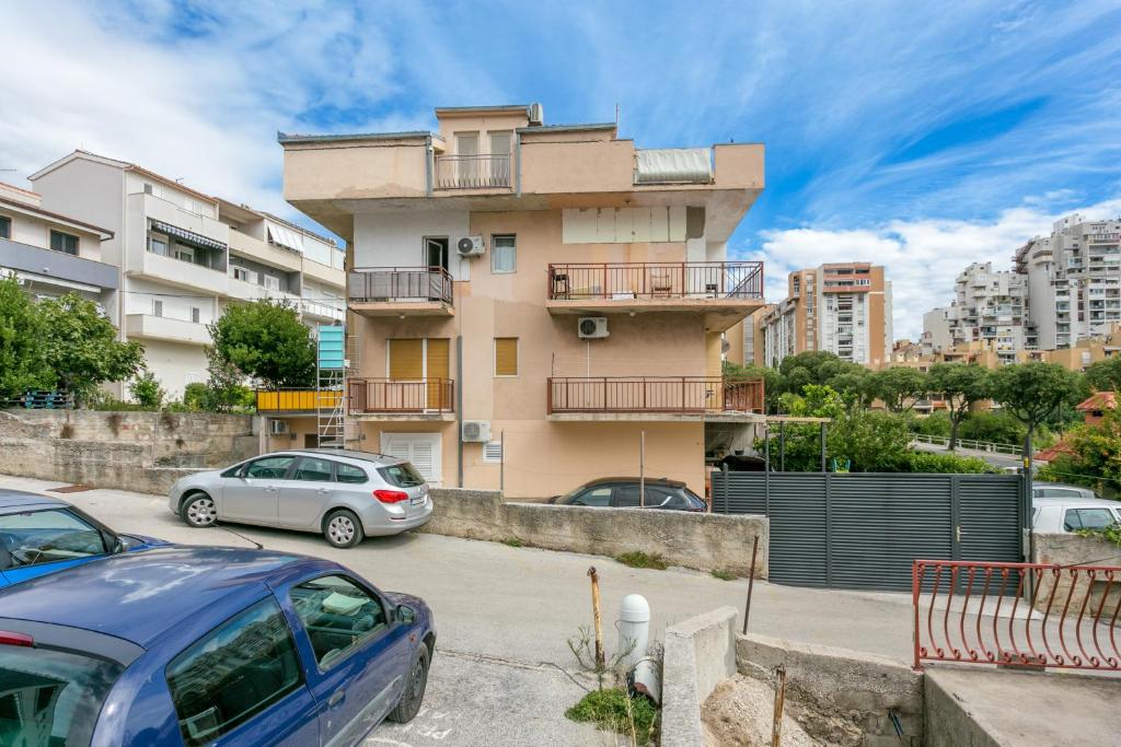 Apartments with parking space Split - 22293
