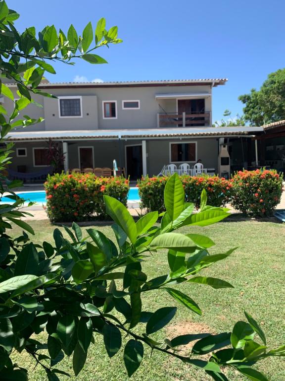 a view of a house from the yard at CasaMar21- 12 km de Maceió e 10 km FRAN6 in Maceió