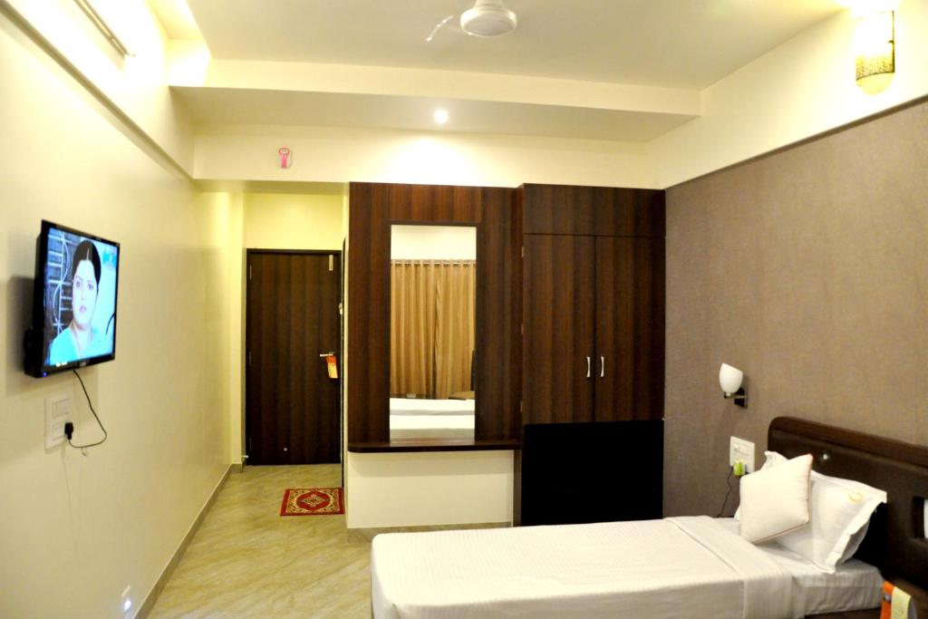 Postel nebo postele na pokoji v ubytování Hotel Gulmohar Pride