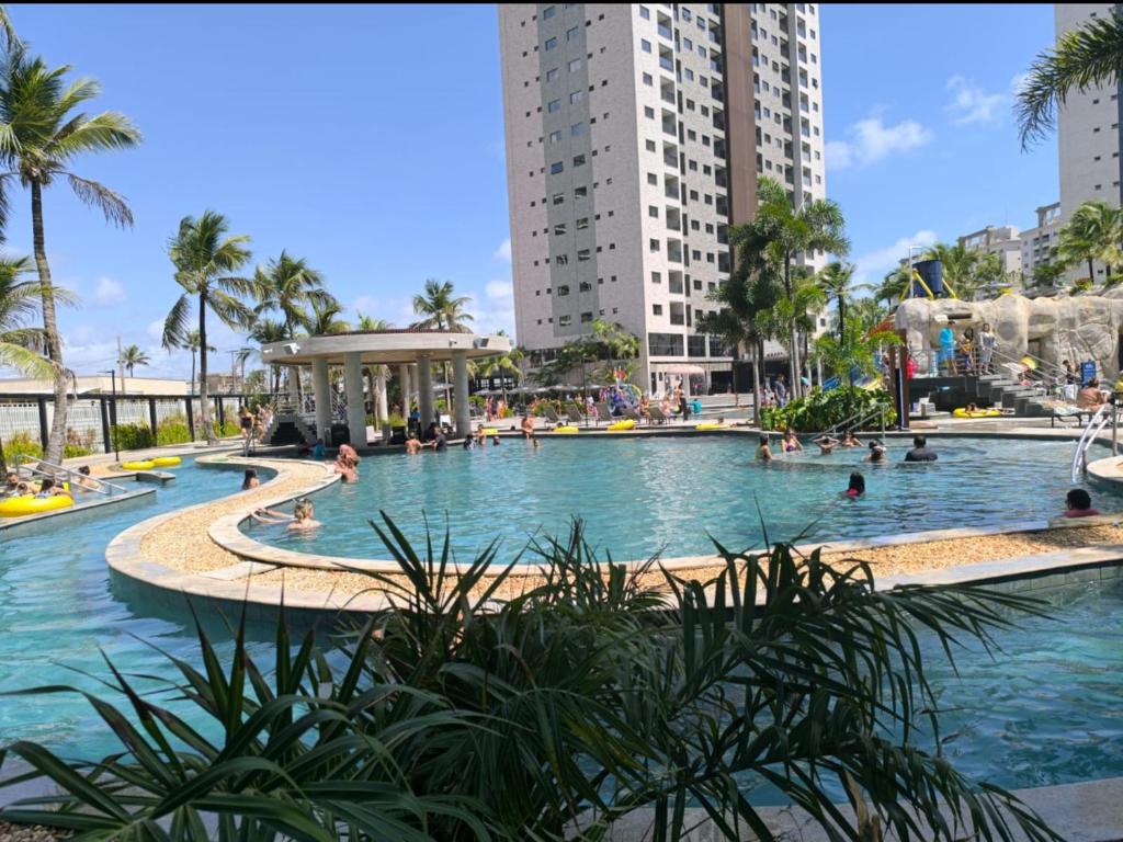 ein Pool in einem Resort mit Menschen darin in der Unterkunft Salinas Premium Resort in Salinópolis