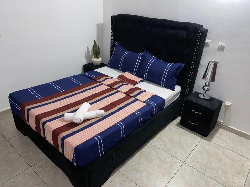 Postel nebo postele na pokoji v ubytování 2Bed Abidjan Apartment- Relax Explore & Unwind