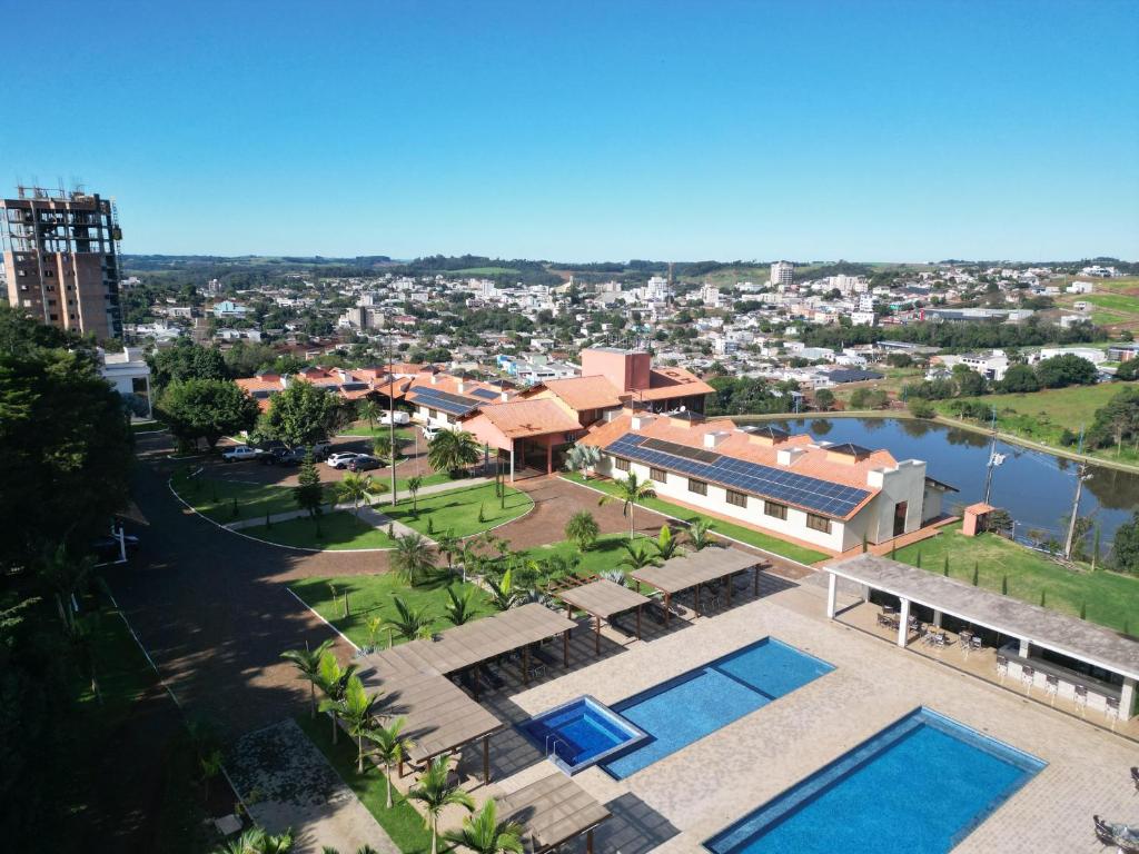 Bazén v ubytování Hotel Lago Dourado nebo v jeho okolí