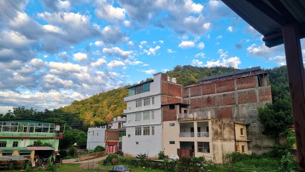 Nespecifikovaný výhled na hory nebo výhled na hory při pohledu z hostelu