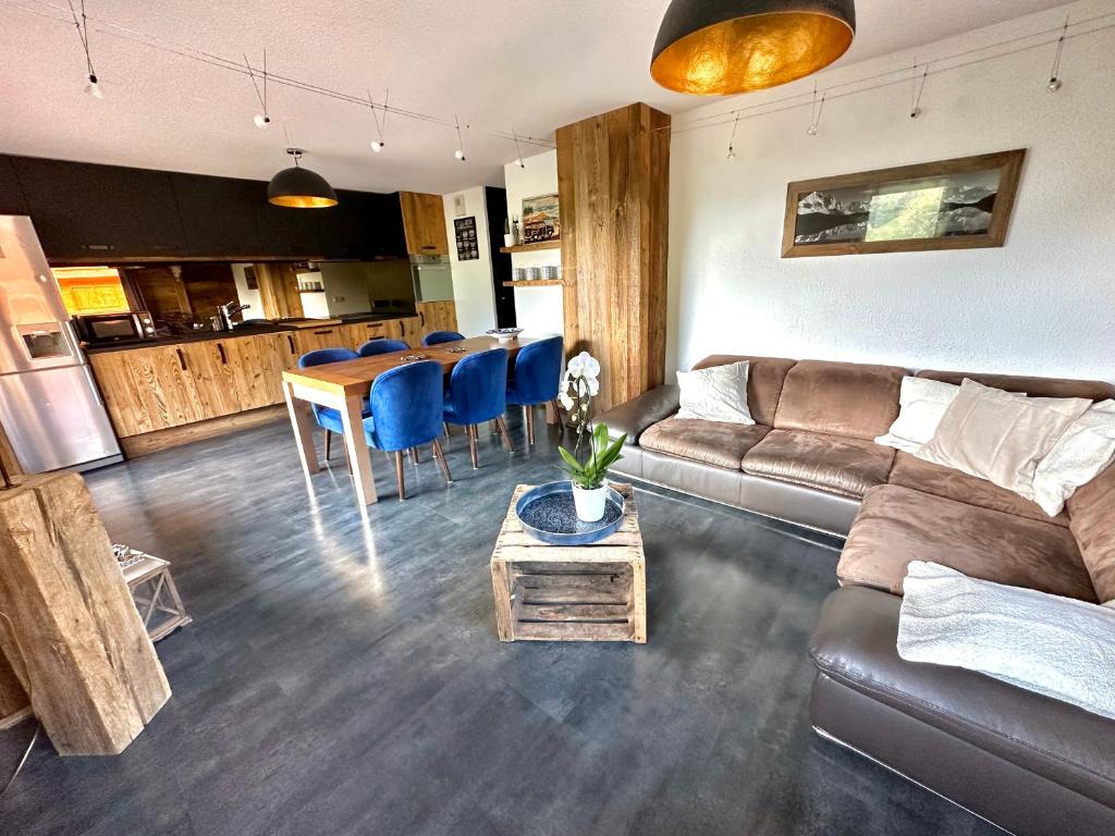 un salon avec un canapé et une table dans l'établissement Appartement 6 pers, 3 ch, parking, proche pistes - Grand-Bornand - FR-1-467-128, au Grand-Bornand