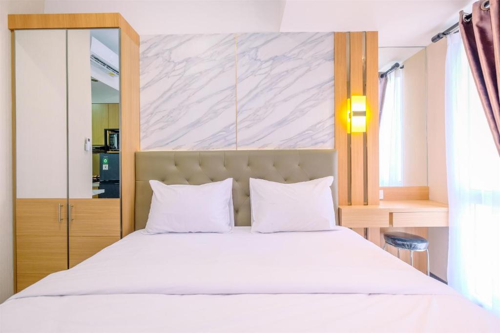 En eller flere senge i et værelse på Warm and Cozy Studio at Tokyo Riverside PIK 2 Apartment By Travelio