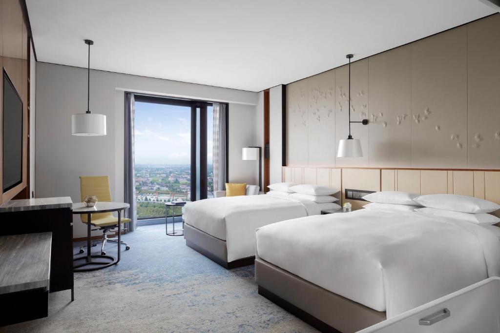 Postel nebo postele na pokoji v ubytování Shanghai Marriott Hotel Pudong South