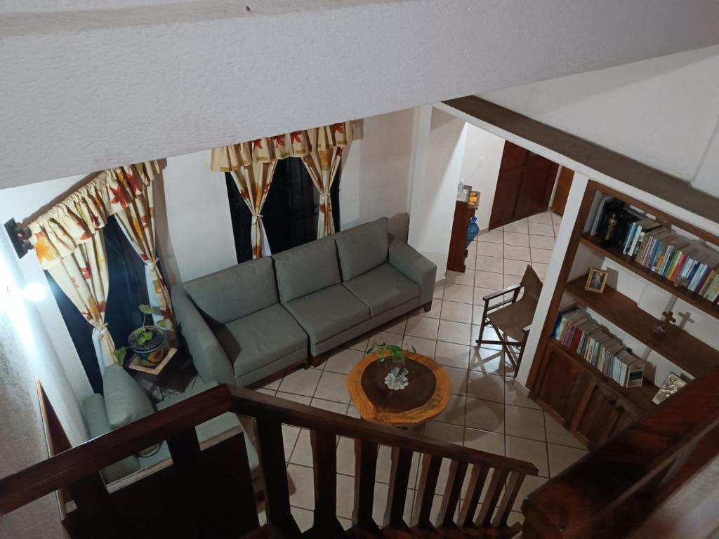 - un salon avec un canapé dans l'établissement La Casa Bonita, à Agua de Correa