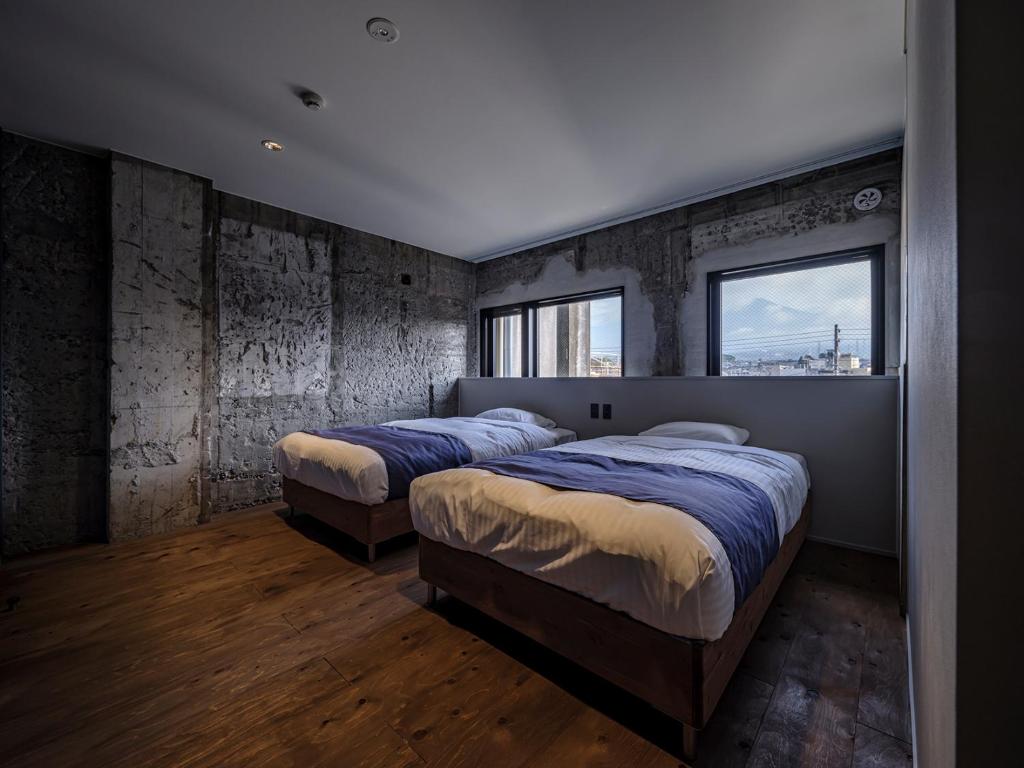 Postel nebo postele na pokoji v ubytování Arcade Hotel