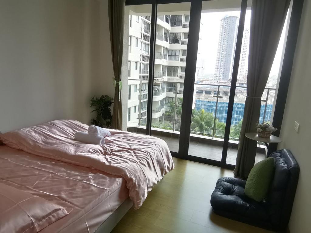 Un pat sau paturi într-o cameră la The Dream Home Country Garden Danga Bay