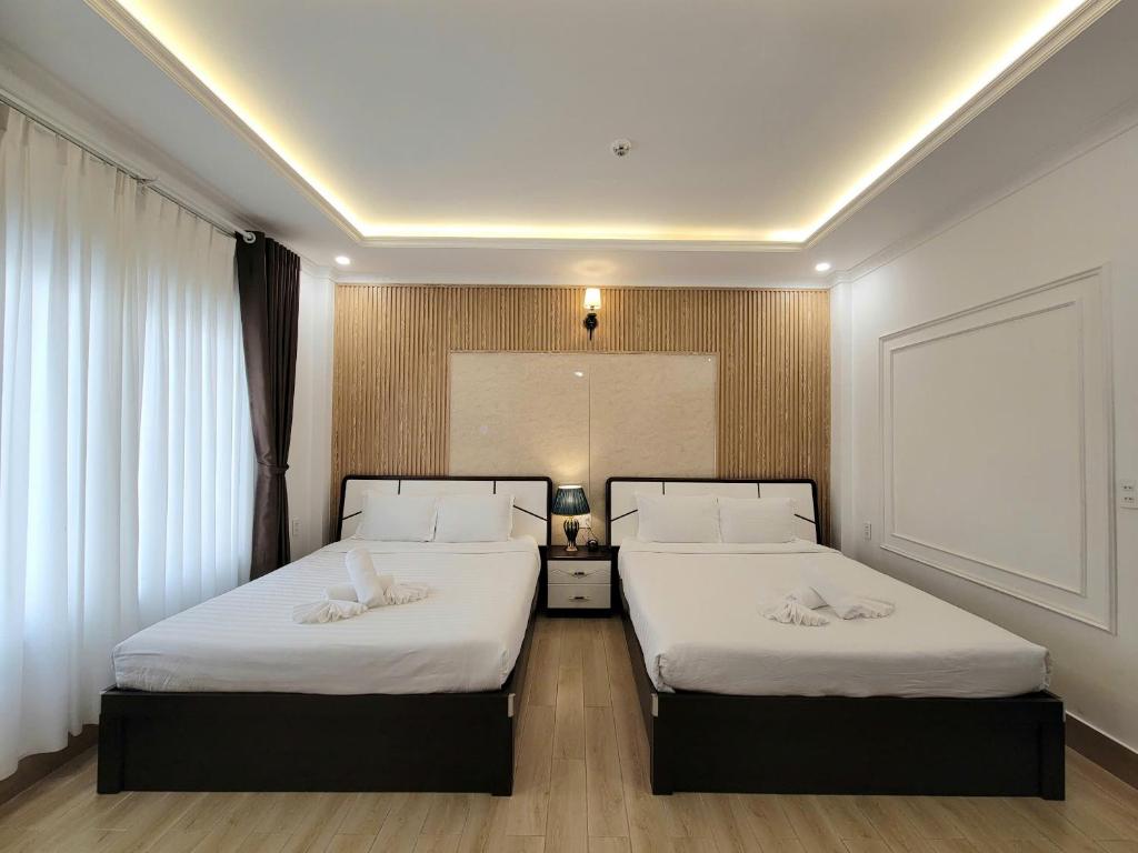 Postel nebo postele na pokoji v ubytování Savio Hotel Trieu Viet Vuong