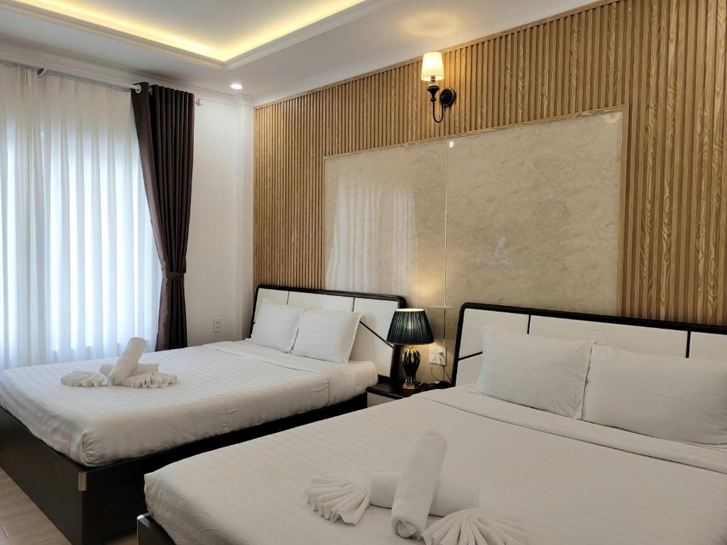 Postel nebo postele na pokoji v ubytování Savio Hotel Trieu Viet Vuong