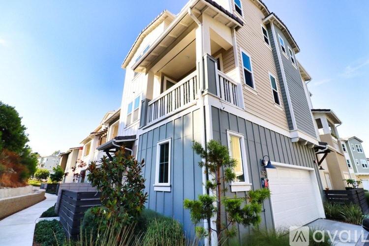une maison bleue et blanche avec un garage blanc dans l'établissement Better Two-Gether 2-bed 2,5-bath, à Oceanside