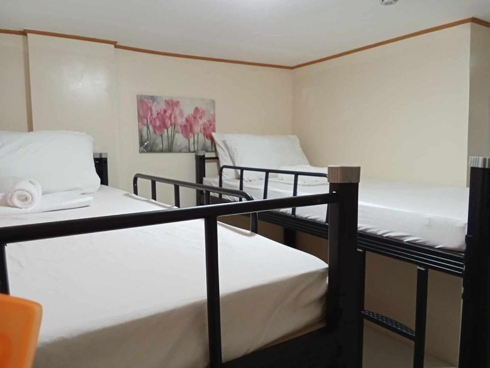 Postel nebo postele na pokoji v ubytování Downtown Suites