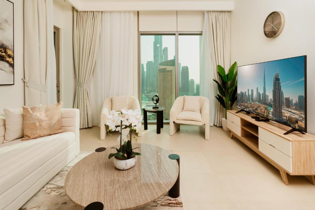 TV a/nebo společenská místnost v ubytování Prime Retreats @ Downtown Views by Emaar