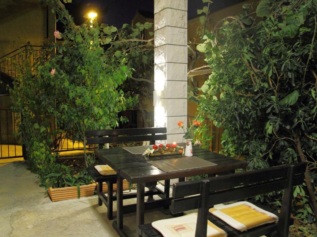 Apartments Magda- Comfort Studio Apartment with Patio and Garden View Apartman 1