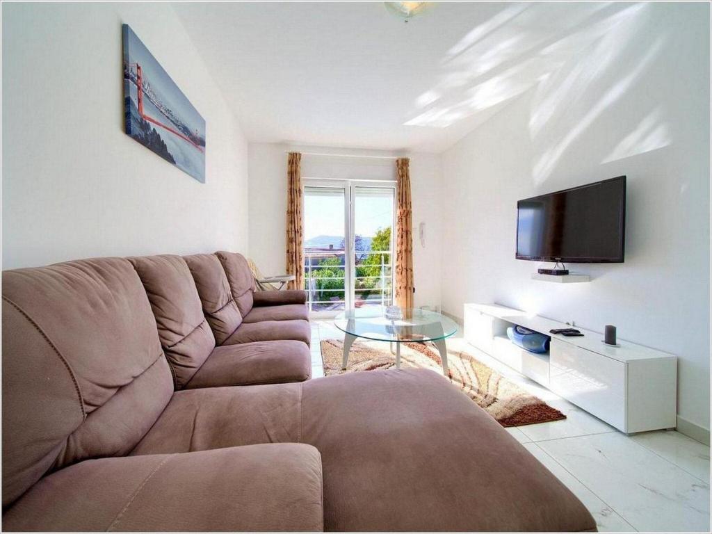 クルクにあるVilla Isabella - Four Bedroom Villa with Swimming Poolのソファとテレビのあるリビングルーム