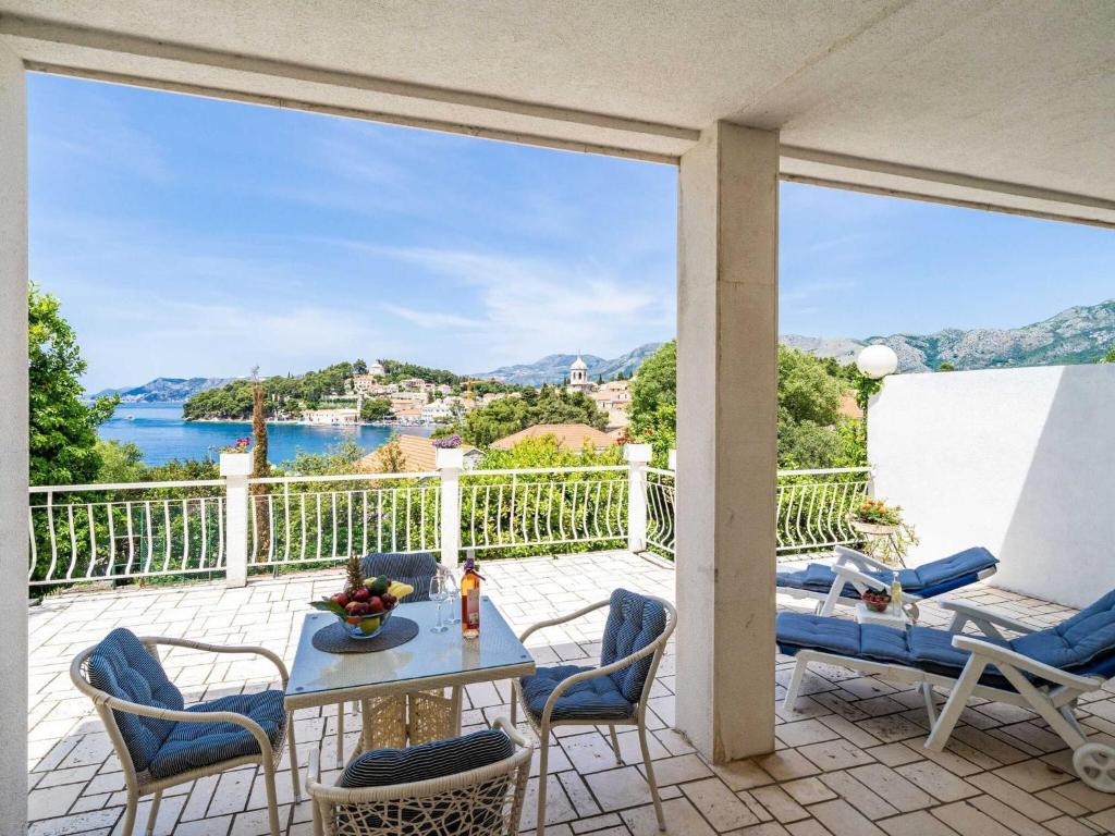 d'une terrasse avec une table et des chaises et une vue sur l'eau. dans l'établissement Apartments & Rooms Mara & Petrunjela - Two Bedroom Apartment with Terrace and Sea View, à Cavtat