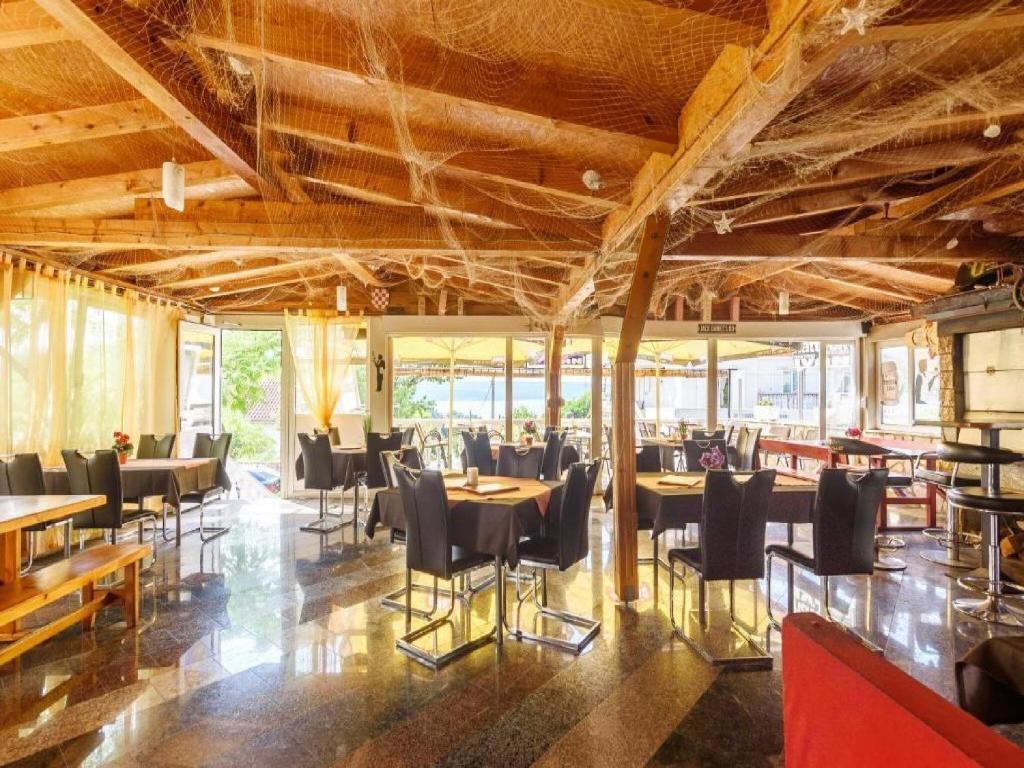 ein Restaurant mit Tischen und Stühlen in einem Raum in der Unterkunft Apartments Smilje i Maslina - One Bedroom Apartment with Terrace 2 in Gornji Karin