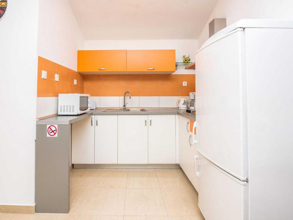 Holiday Home Marinela - Four Bedroom Holiday Home with Swimming Pool