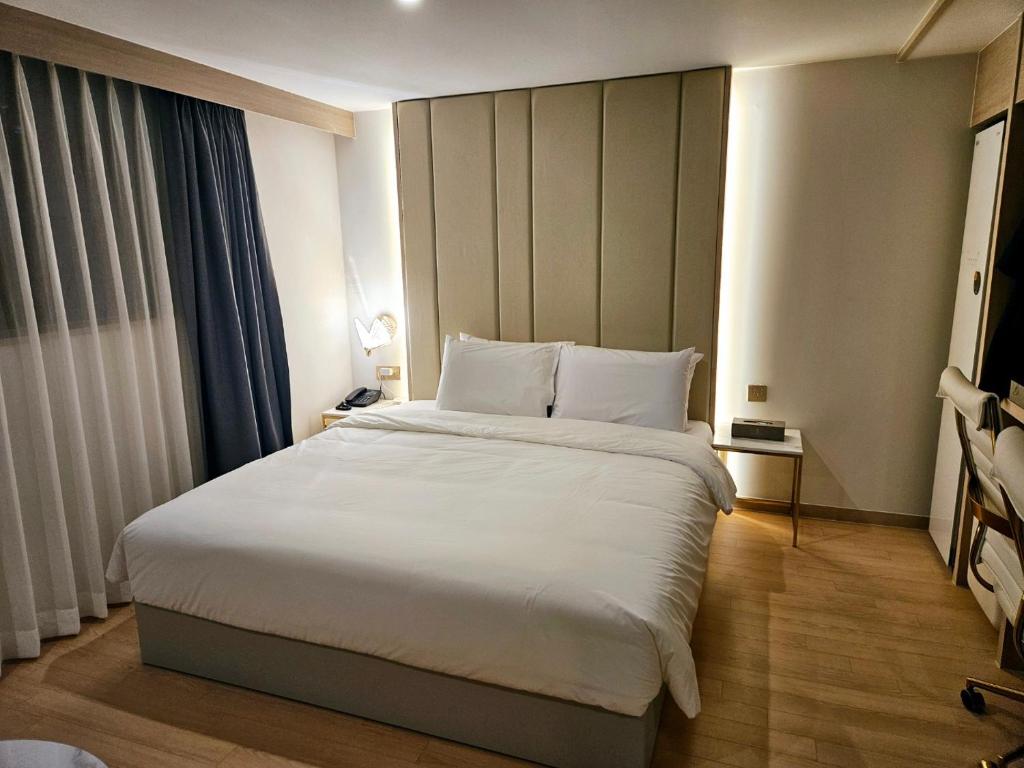 Postel nebo postele na pokoji v ubytování Grand Bern BUSAN