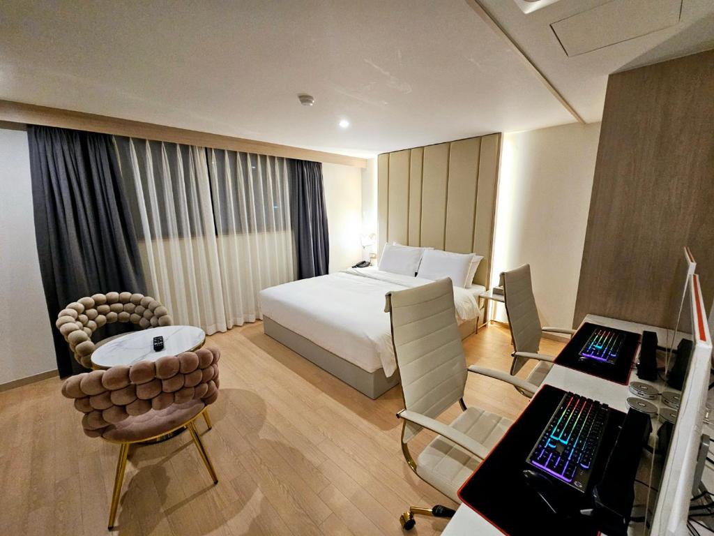 Postel nebo postele na pokoji v ubytování Grand Bern BUSAN
