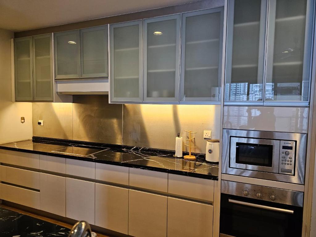 Kuchyň nebo kuchyňský kout v ubytování City Vibe Oasis St Mary Pavilion KLCC 3Bed6pax