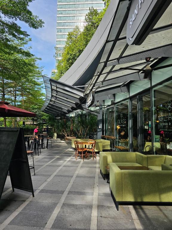 Restaurace v ubytování City Vibe Oasis St Mary Pavilion KLCC 3Bed6pax