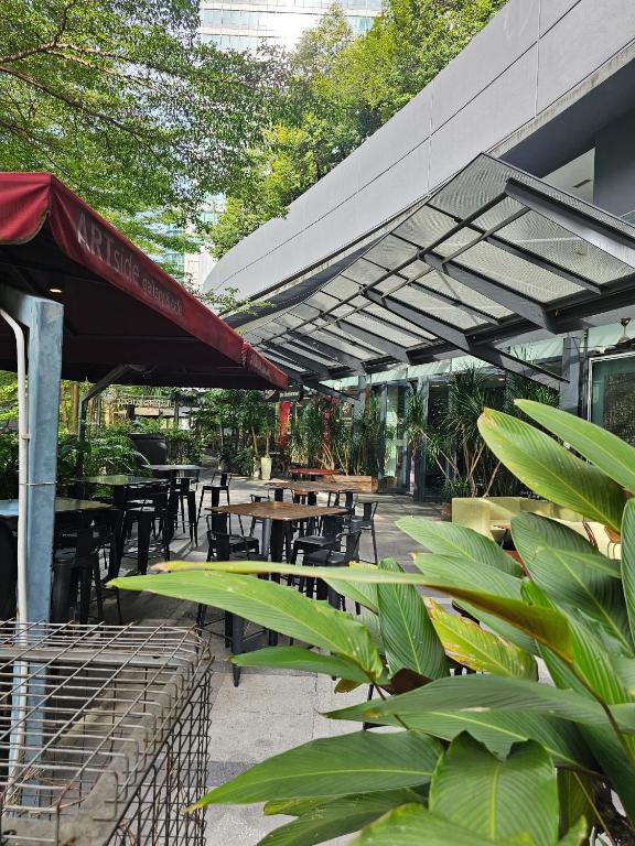 Restaurace v ubytování City Vibe Oasis St Mary Pavilion KLCC 3Bed6pax