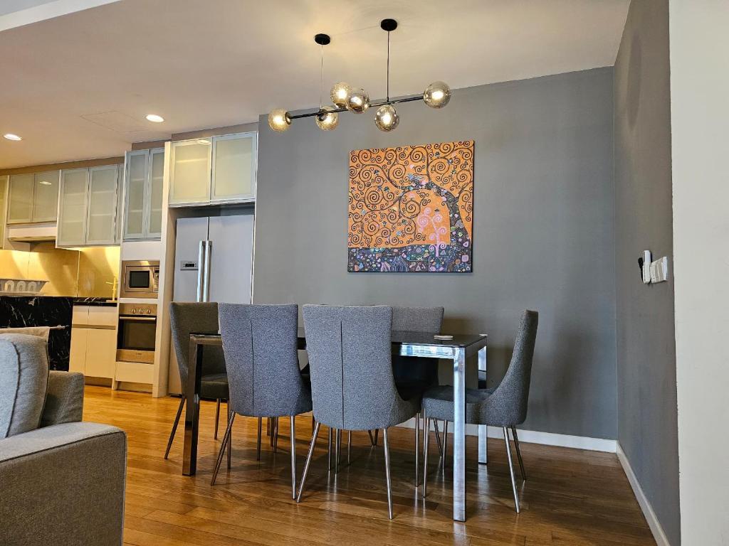Kuchyň nebo kuchyňský kout v ubytování City Vibe Oasis St Mary Pavilion KLCC 3Bed6pax