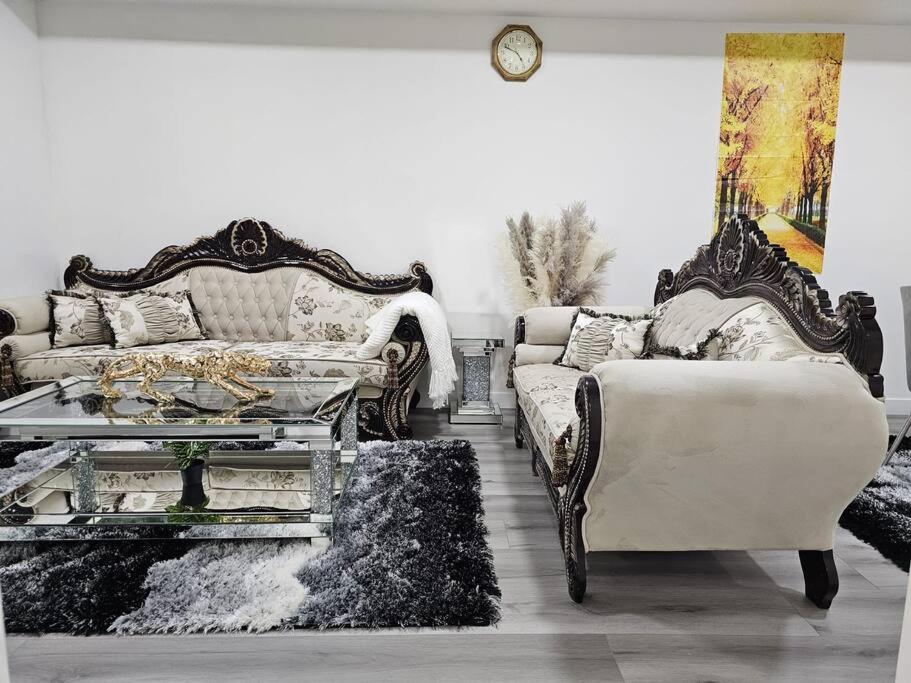 Zona de estar de Comfort Guest Suite NE Calgary - Near Airport
