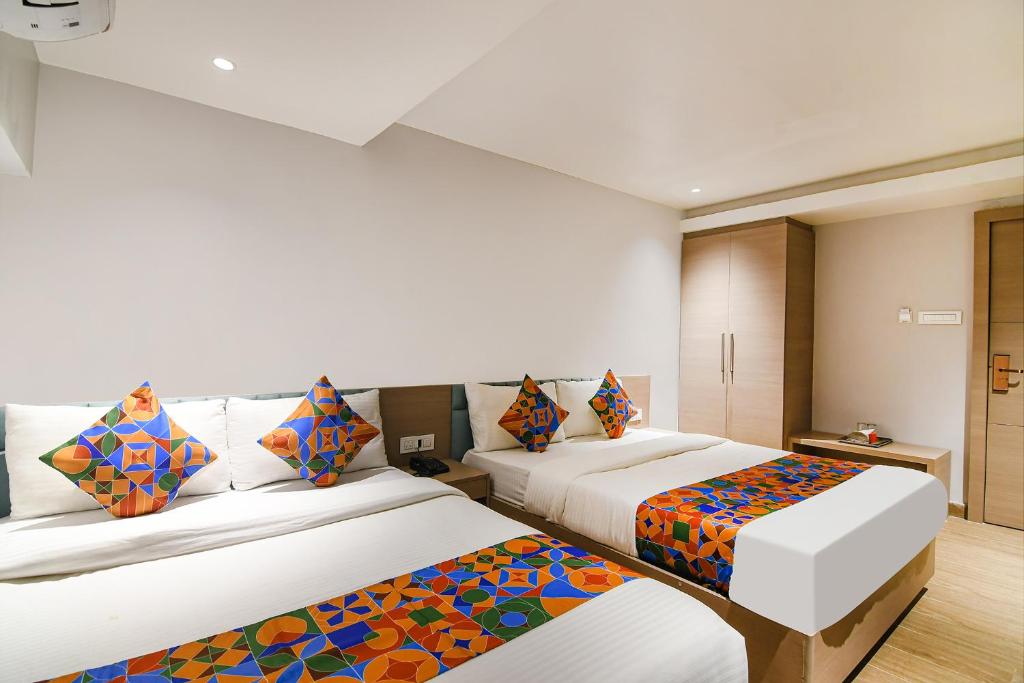 Postel nebo postele na pokoji v ubytování FabHotel Sivalika Inn - Belur Math