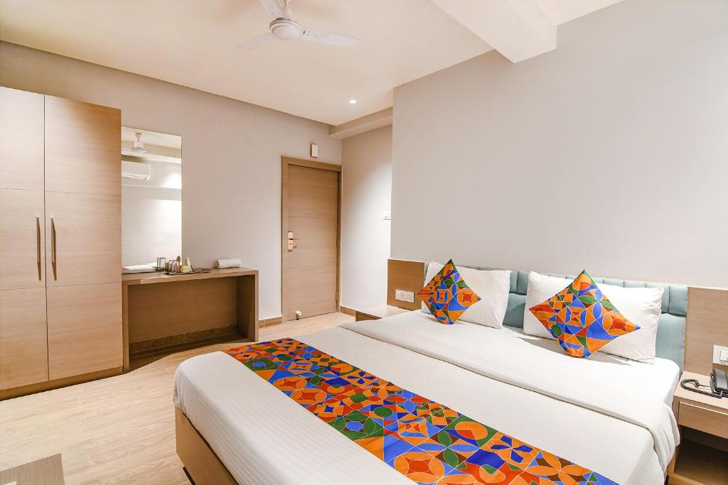 Postel nebo postele na pokoji v ubytování FabHotel Sivalika Inn - Belur Math