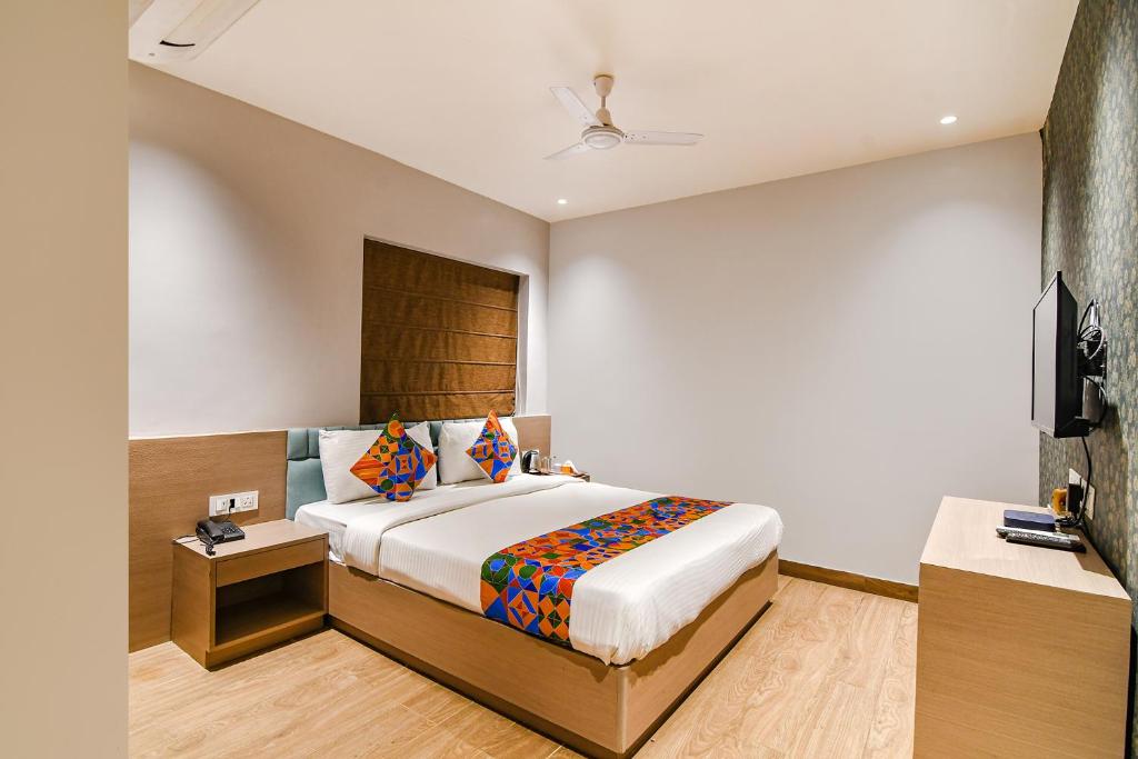 Postel nebo postele na pokoji v ubytování FabHotel Sivalika Inn - Belur Math