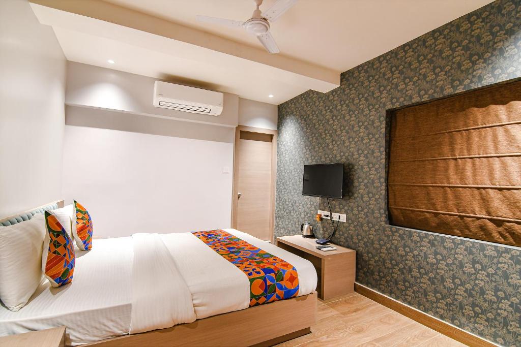 Postel nebo postele na pokoji v ubytování FabHotel Sivalika Inn - Belur Math
