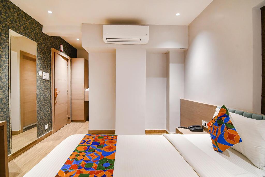 Postel nebo postele na pokoji v ubytování FabHotel Sivalika Inn - Belur Math