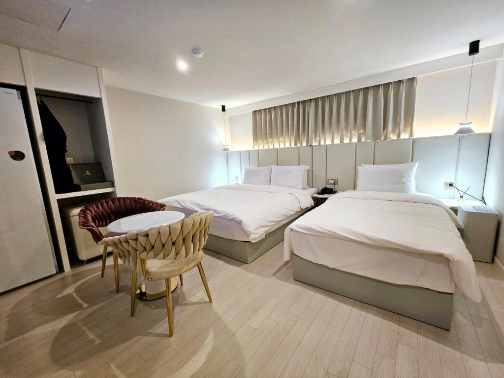 Postel nebo postele na pokoji v ubytování Grand Bern BUSAN