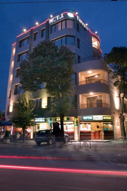 un edificio con un coche aparcado delante en Hotel Divesta - self check in, en Varna