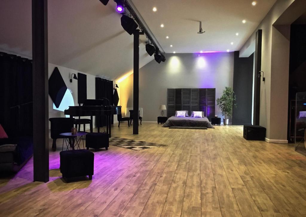 TV a/nebo společenská místnost v ubytování "LOFT"proche de DisneyLand Paris
