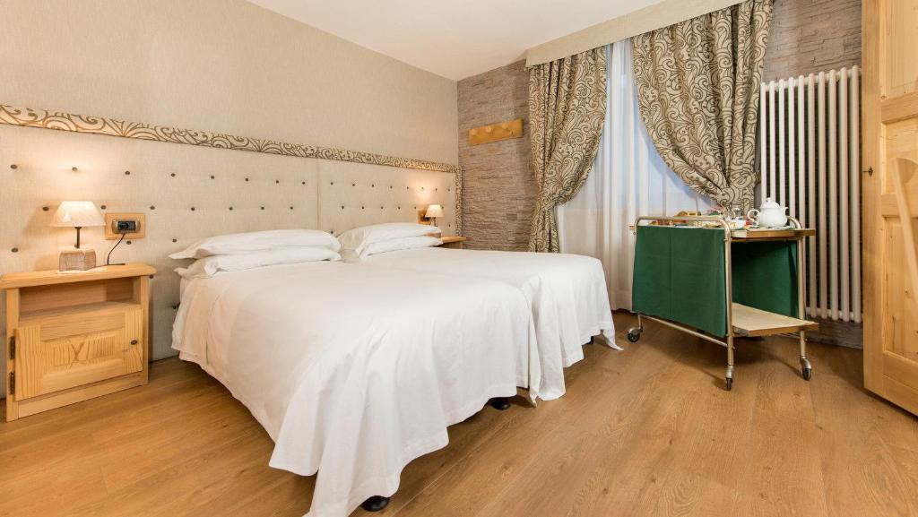 Łóżko lub łóżka w pokoju w obiekcie Hotel Edelweiss 3 Stelle SUPERIOR