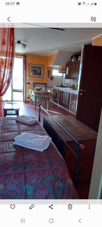A kitchen or kitchenette at A Santy's House 1piano-no lift-shuttle a pagamento-raggiungibile a piedi aeroporto-fermata bus fiera di roma a 3 minuti-air condiz ed extra bed FOR A FEE A PAGAMENTO