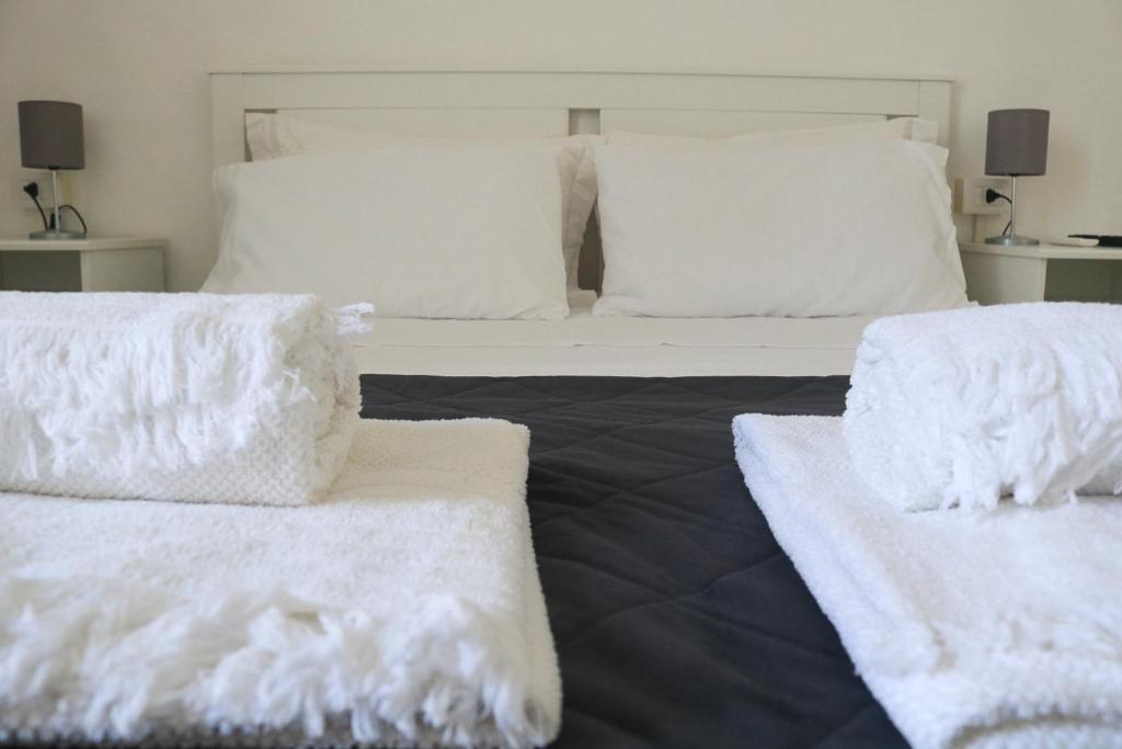 Postel nebo postele na pokoji v ubytování ROOMS 69- Appartaments Francesca e Comasia