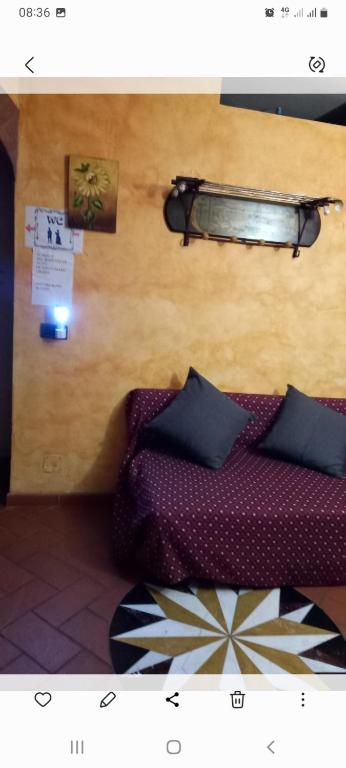 A seating area at A Santy's House 1piano-no lift-shuttle a pagamento-raggiungibile a piedi aeroporto-fermata bus fiera di roma a 3 minuti-air condiz ed extra bed FOR A FEE A PAGAMENTO