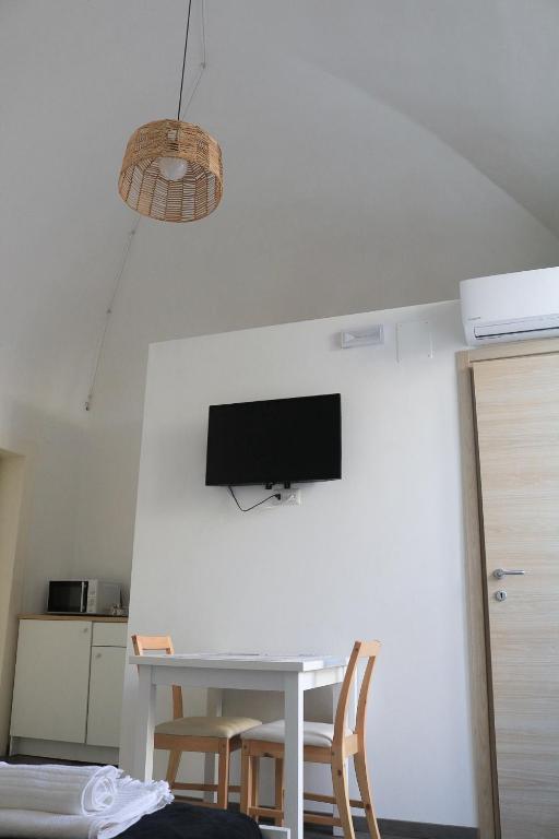 TV a/nebo společenská místnost v ubytování ROOMS 69- Appartaments Francesca e Comasia