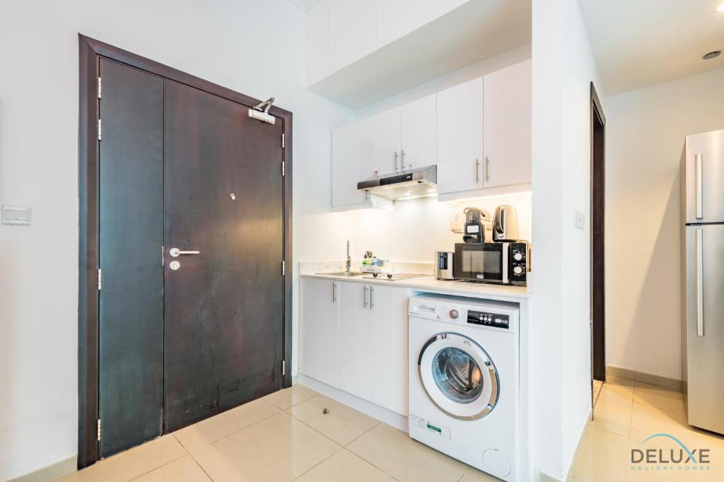 Kuchyň nebo kuchyňský kout v ubytování Captivating 1BR at DEC Towers Dubai Marina by Deluxe Holiday Homes